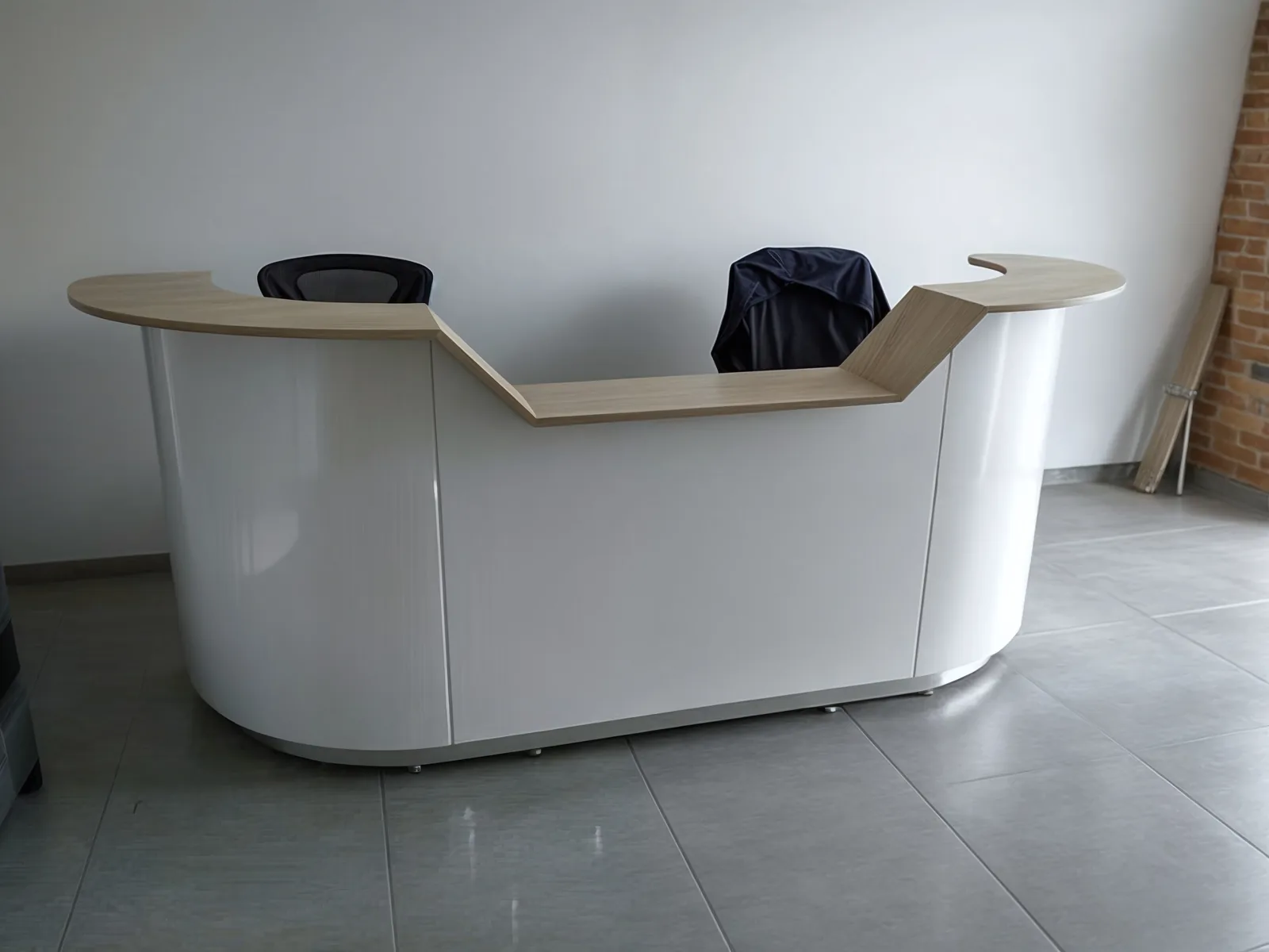 Recepción curva para oficina fabricada a medida en Bogotá
